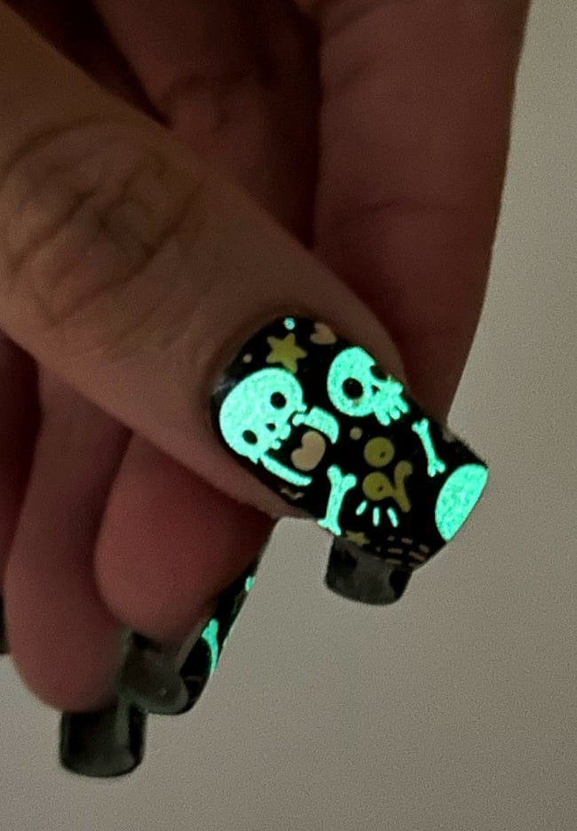 Medium Square Glow-in-the-Dark Neon Green Skull Nails Medium Square Glow-in-the-Dark Neon Green Skull Nails
