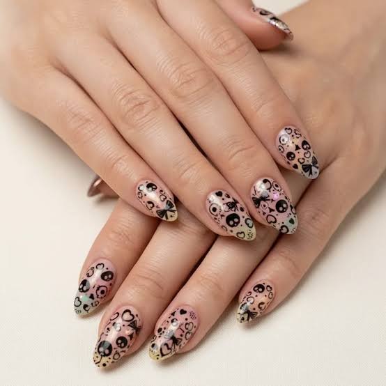 Medium Oval Pastel Goth Mini Skull and Heart Nails Medium Oval Pastel Goth Mini Skull and Heart Nails — Skull Nails