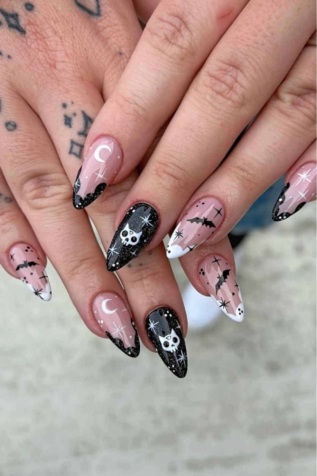 Long Almond Black White Skull Glitter Nails Long Almond Black White Skull Glitter Nails — Skull Nails