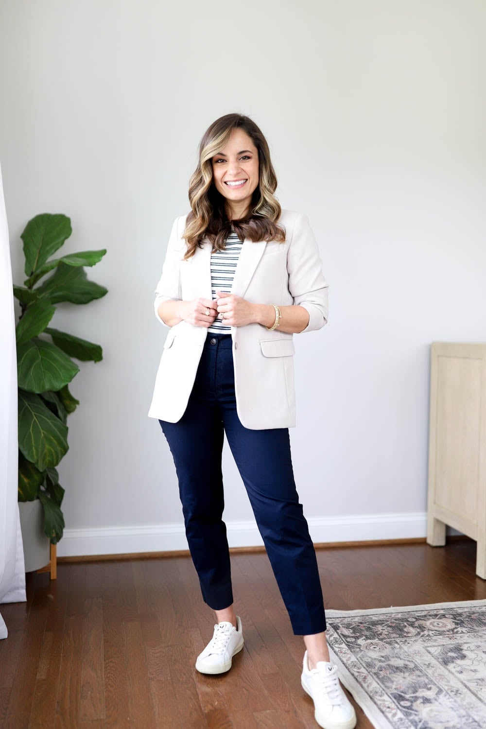 Beige oversized blazer with striped tee and navy trousers Beige oversized blazer with striped tee and navy trousers — Smart Casual Outfits