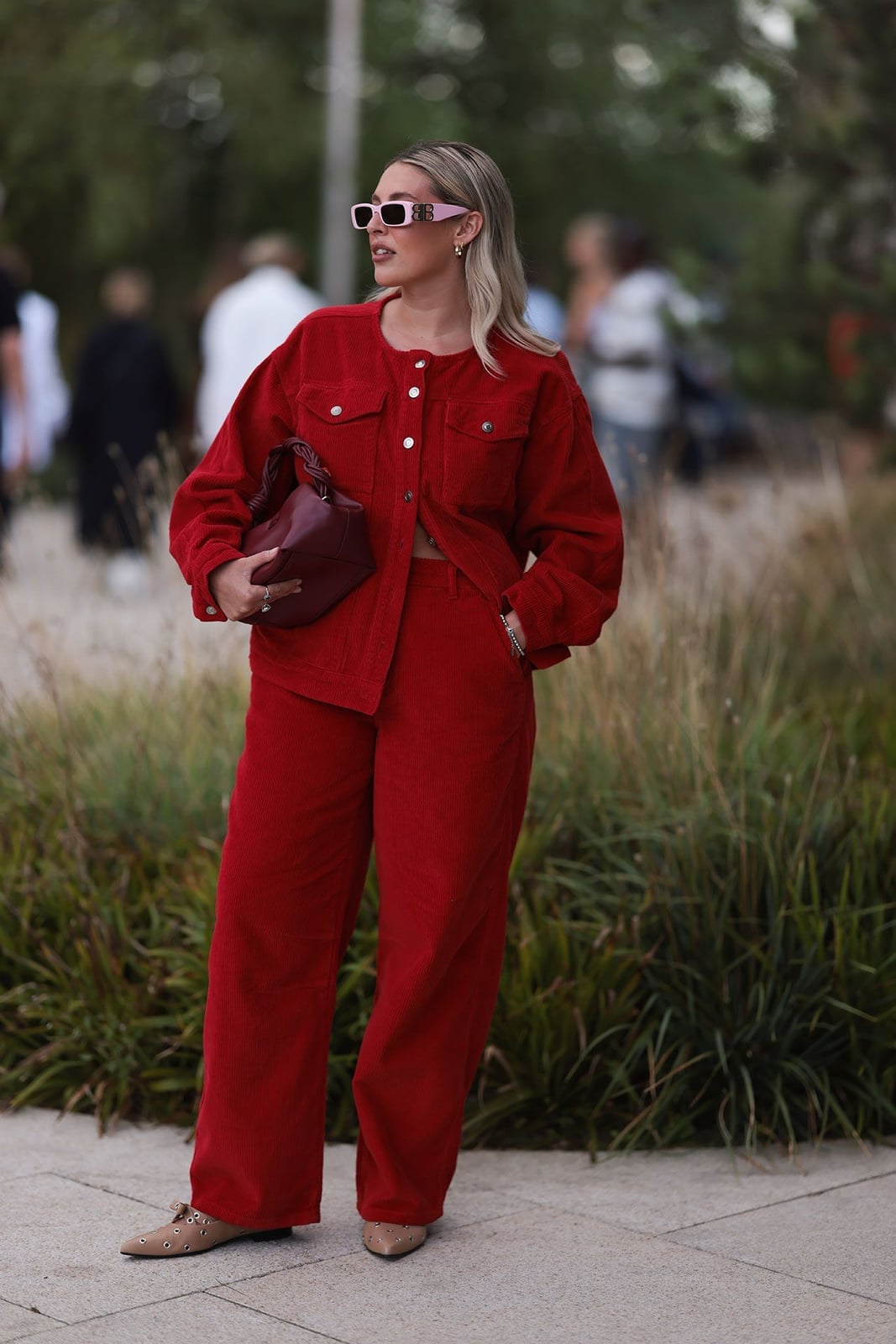 Red corduroy-like suit with cropped jacket Red corduroy-like suit with cropped jacket — Smart Casual Outfits