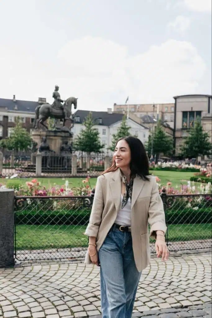 Beige linen blazer with straight leg jeans Beige linen blazer with straight leg jeans — Smart Casual Outfits