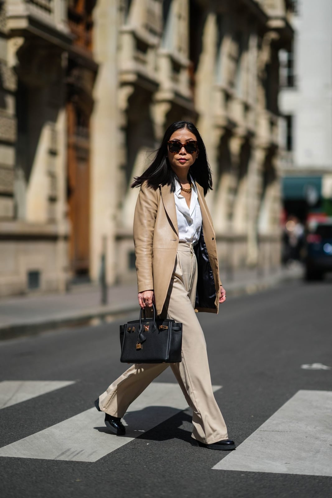 Tan leather blazer with white blouse and beige trousers Tan leather blazer with white blouse and beige trousers — Smart Casual Outfits