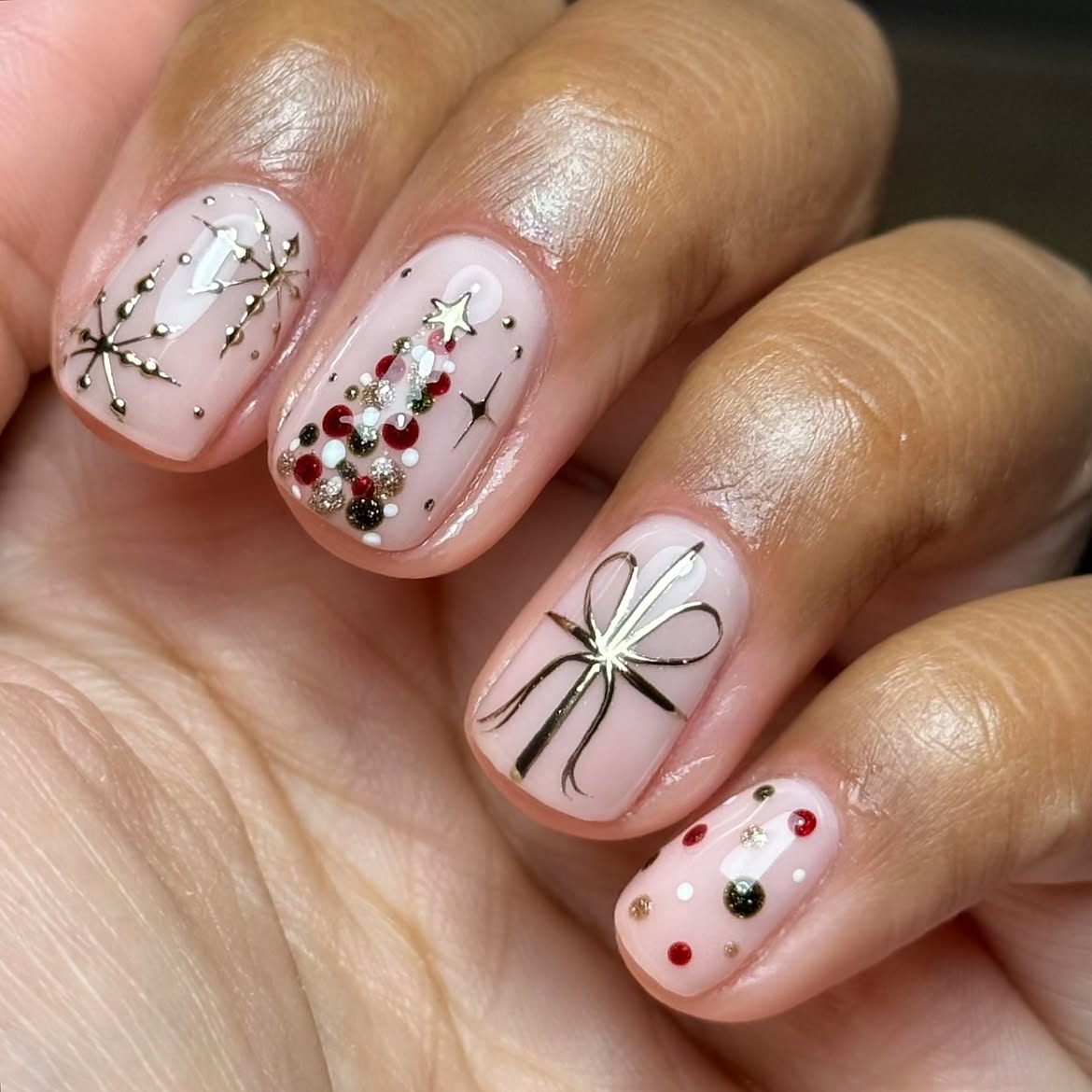 Sparkling Christmas Tree Bow Accent Nails
