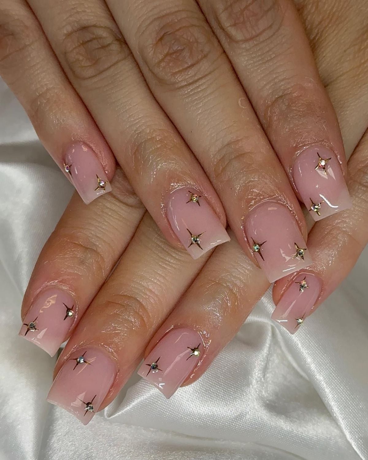 Short Almond Nude Mix Metallic Chrome Star Nails Short Almond Nude Mix Metallic Chrome Star Nails