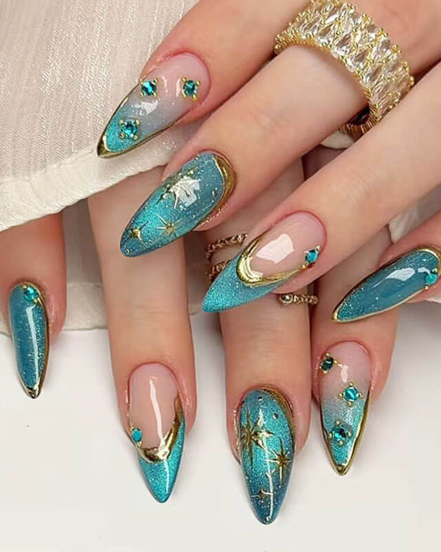 Long Stiletto Teal Shimmer Cat-Eye Gold, Close-Up Take Long Stiletto Teal Shimmer Cat-Eye Gold, Close-Up Take — Stiletto Nails