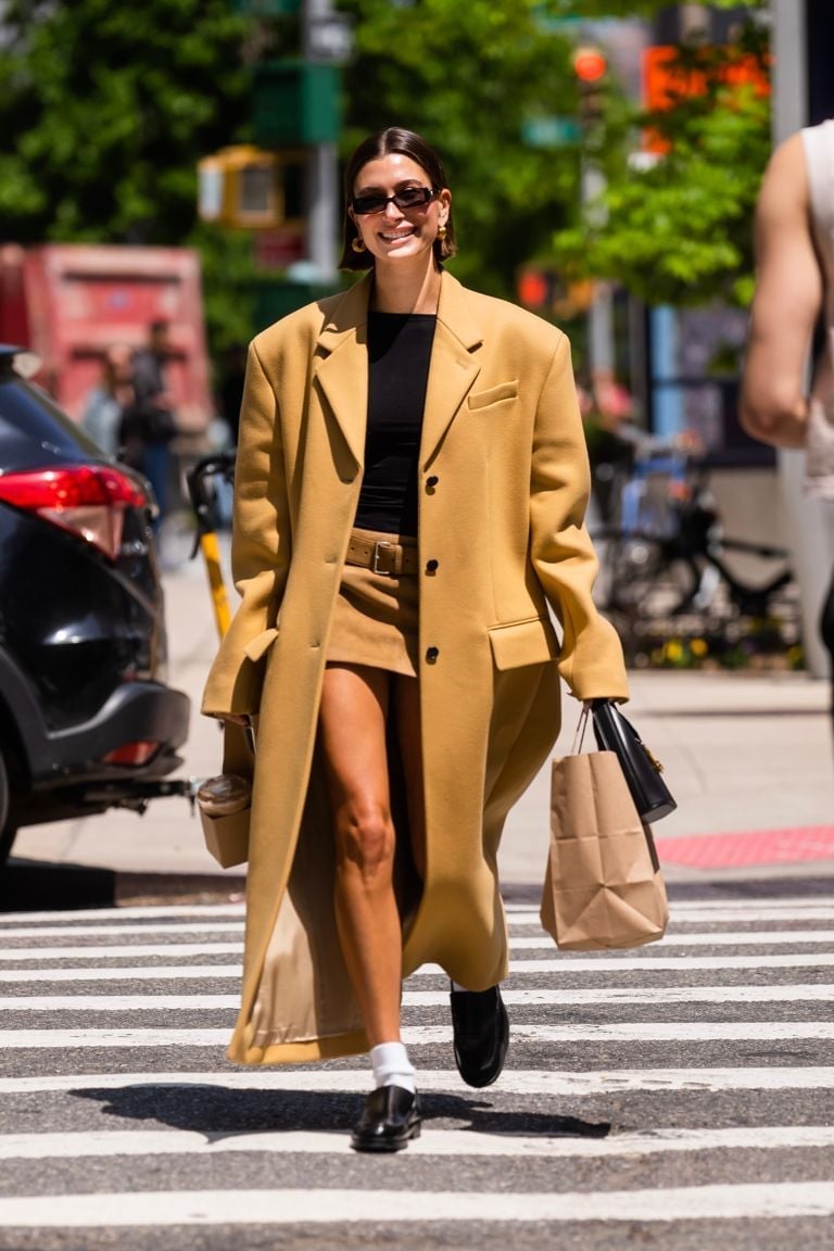 Oversized camel coat with mini skirt and loafers Oversized camel coat with mini skirt and loafers — Street Style Outfits
