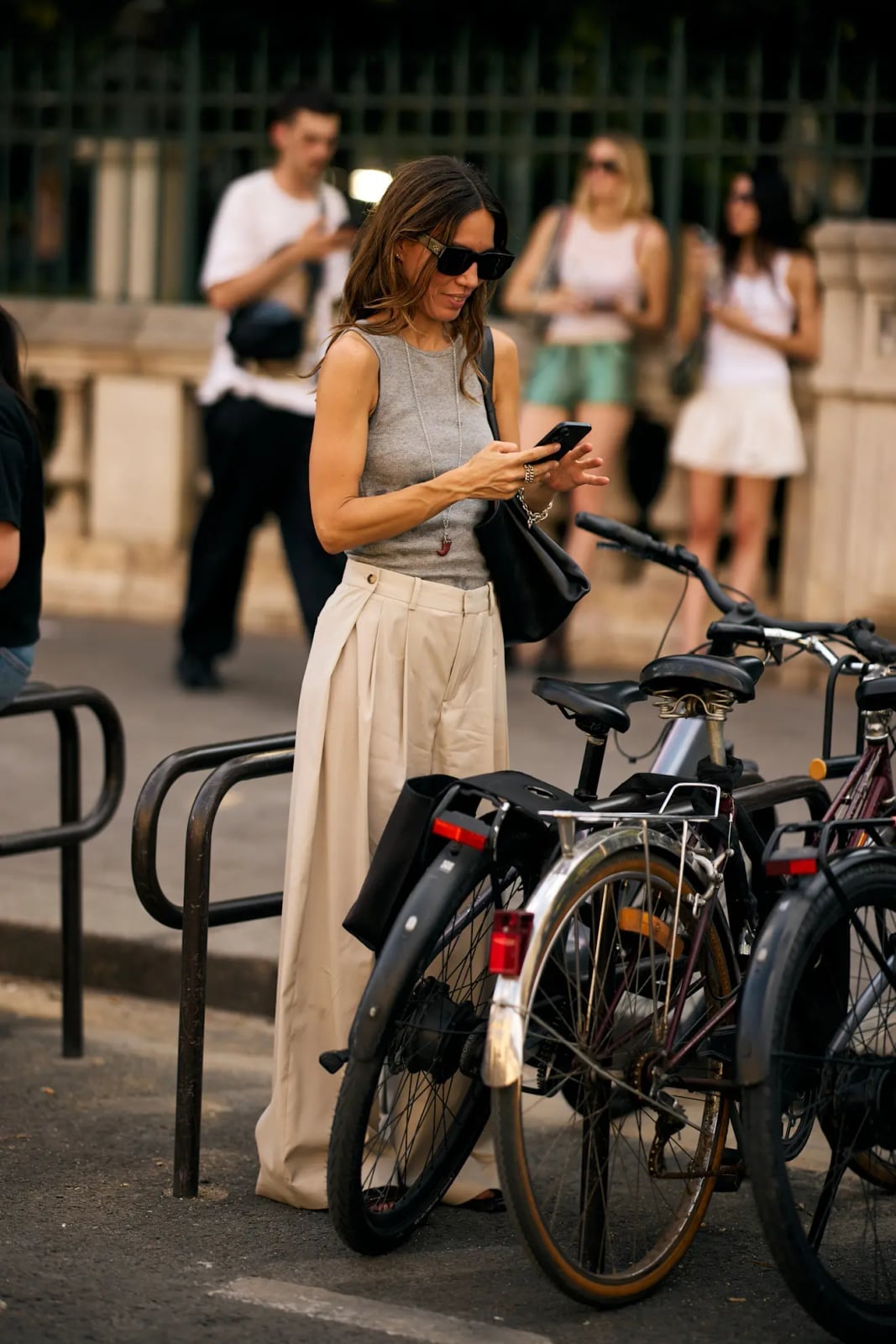 Gray tank top with beige wide-leg trousers Gray tank top with beige wide-leg trousers — Street Style Outfits