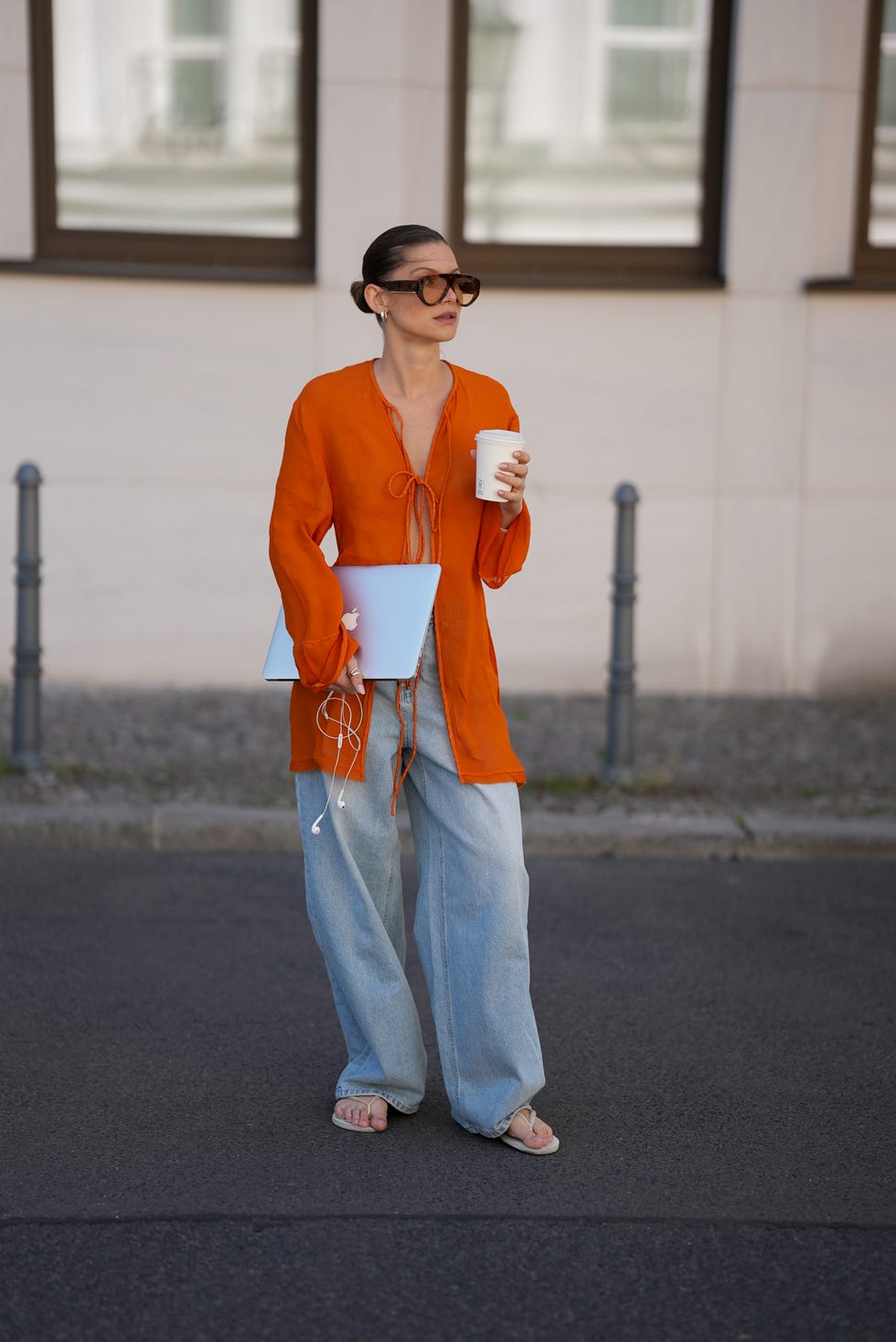 Orange linen tunic with wide-leg jeans Orange linen tunic with wide-leg jeans — Street Style Outfits
