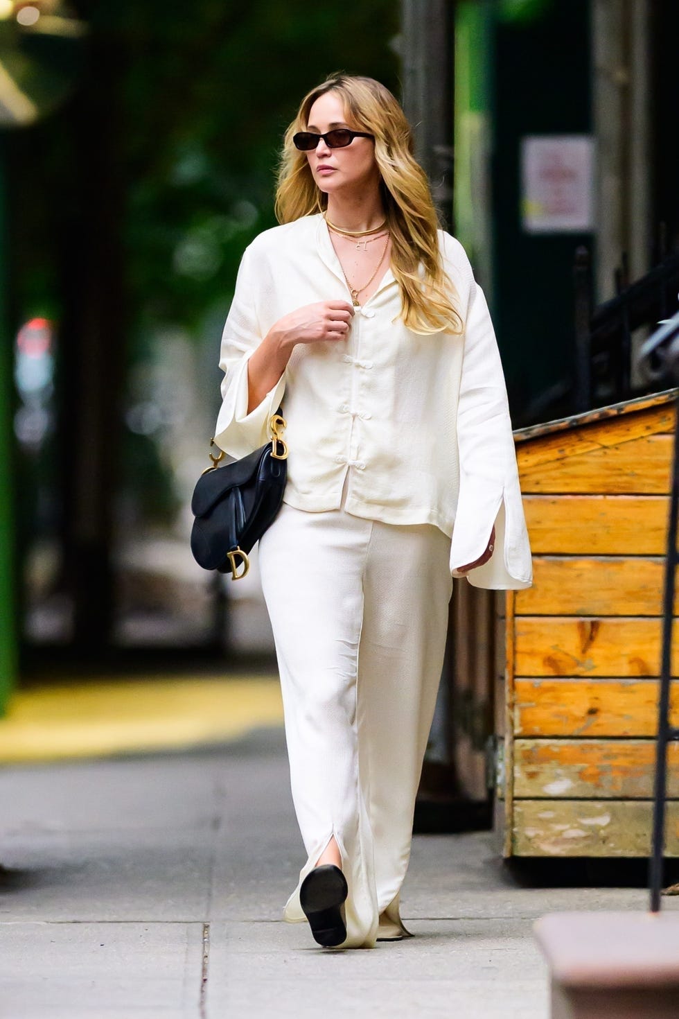 Relaxed white linen set with black mules Relaxed white linen set with black mules — Street Style Outfits