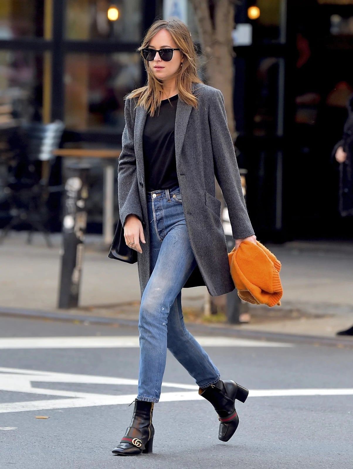 Gray wool coat over t-shirt and distressed jeans Gray wool coat over t-shirt and distressed jeans — Street Style Outfits
