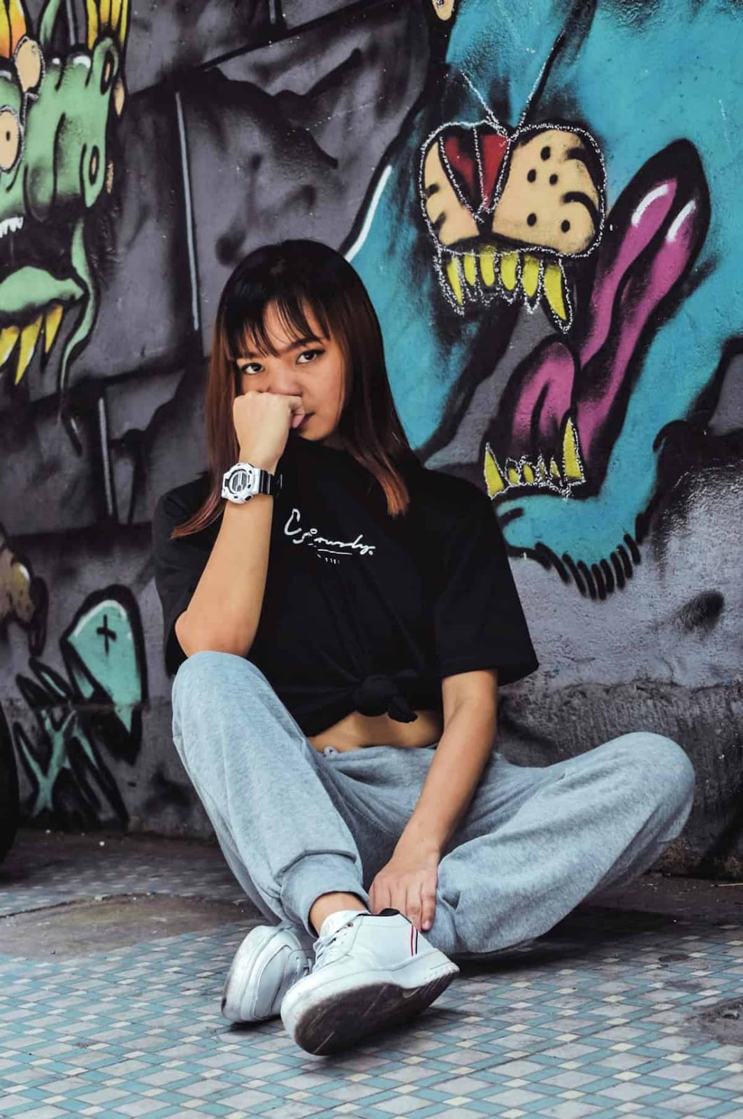 Tied Black T-Shirt With Gray Sweatpants Tied Black T-Shirt With Gray Sweatpants — Streetwear Outfits