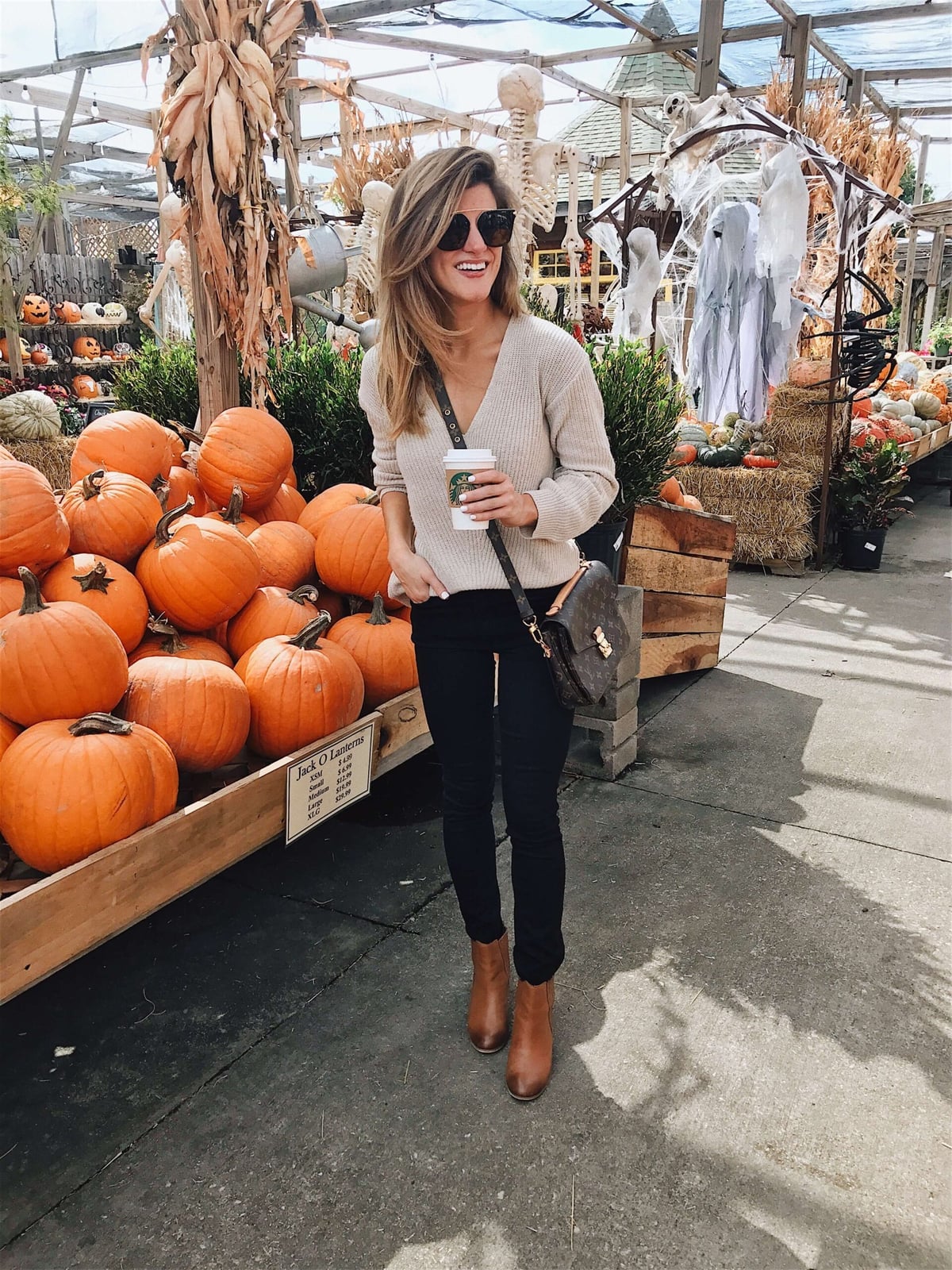 Cream v-neck sweater with black skinny jeans Cream v-neck sweater with black skinny jeans — Sweater Outfits for Women