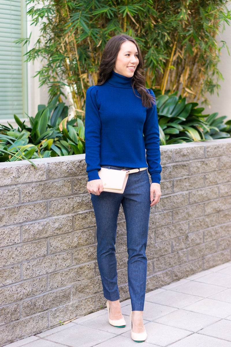 Royal blue turtleneck sweater with navy slim-fit pants Royal blue turtleneck sweater with navy slim-fit pants — Sweater Outfits for Women