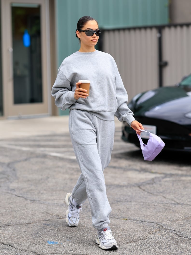 Gray jogger sweatpants with lilac bag Gray jogger sweatpants with lilac bag — Sweatpants Outfits