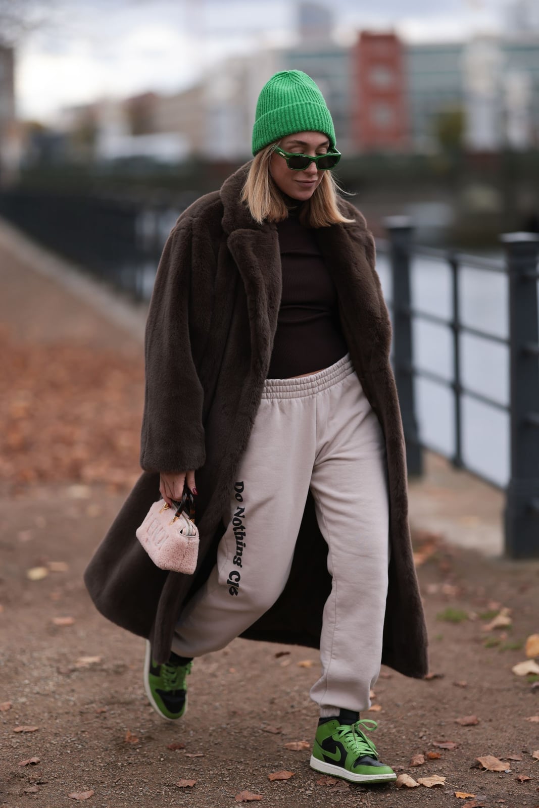Beige sweatpants with faux fur coat and bright beanie Beige sweatpants with faux fur coat and bright beanie — Sweatpants Outfits