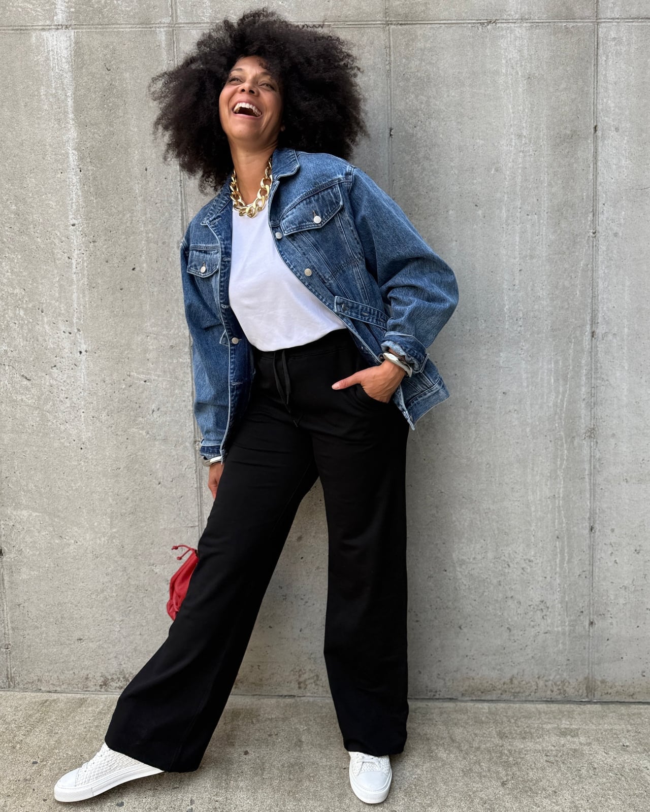 Black sweatpants with denim jacket and gold chain Black sweatpants with denim jacket and gold chain — Sweatpants Outfits