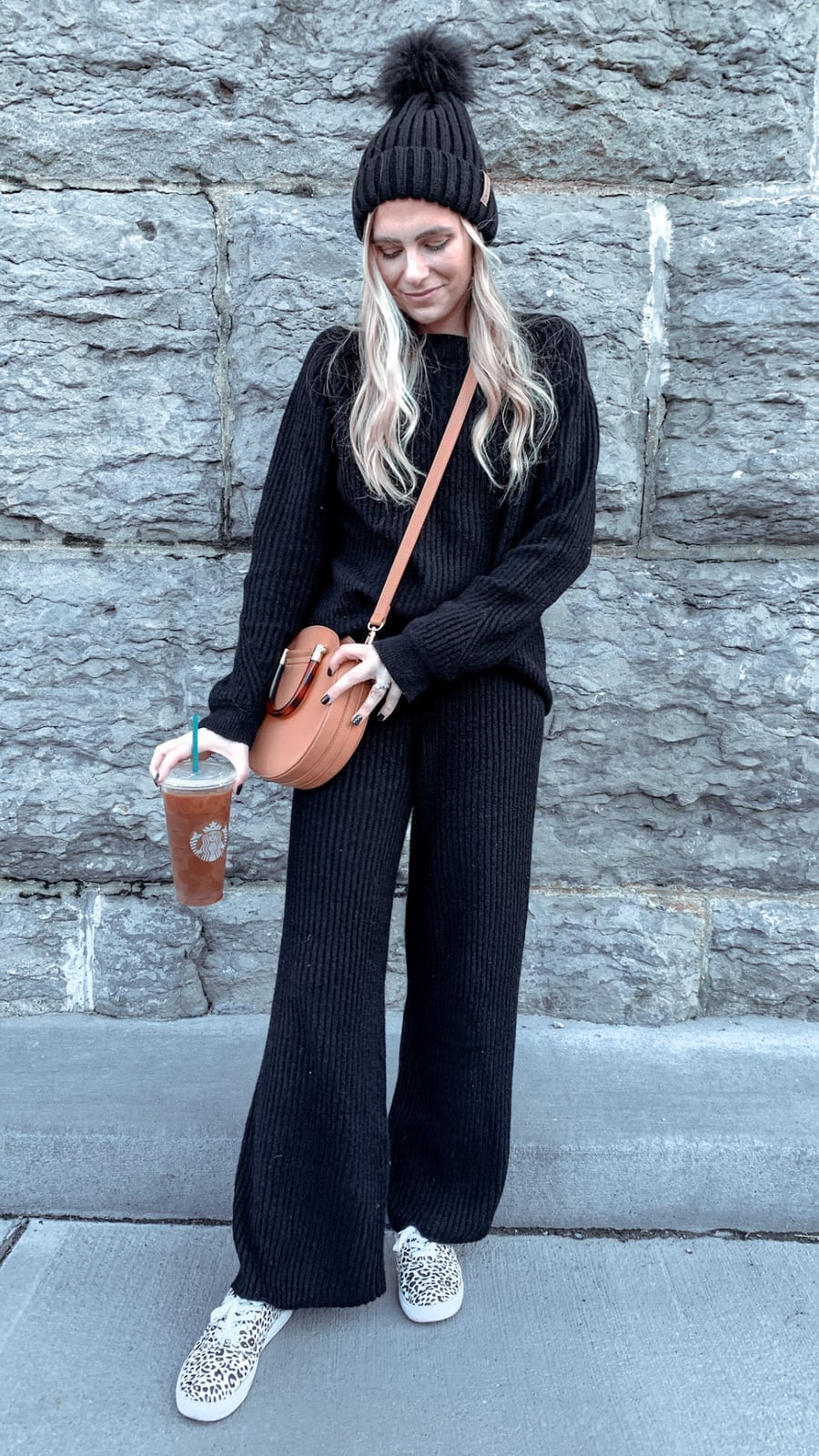 Black knit sweatpants with leopard sneakers Black knit sweatpants with leopard sneakers — Sweatpants Outfits