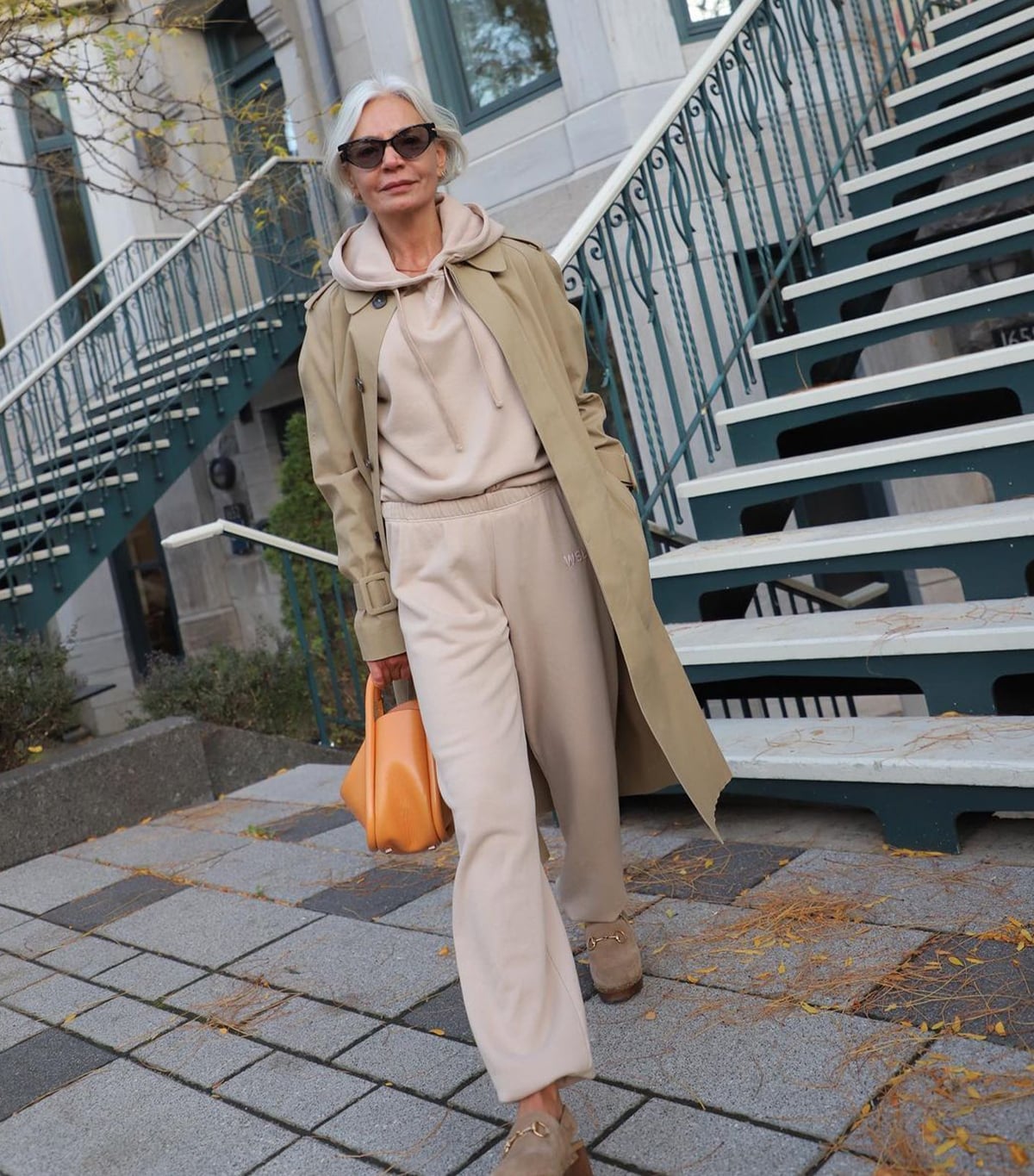 Beige sweatpants set with trench coat and loafers Beige sweatpants set with trench coat and loafers — Sweatpants Outfits
