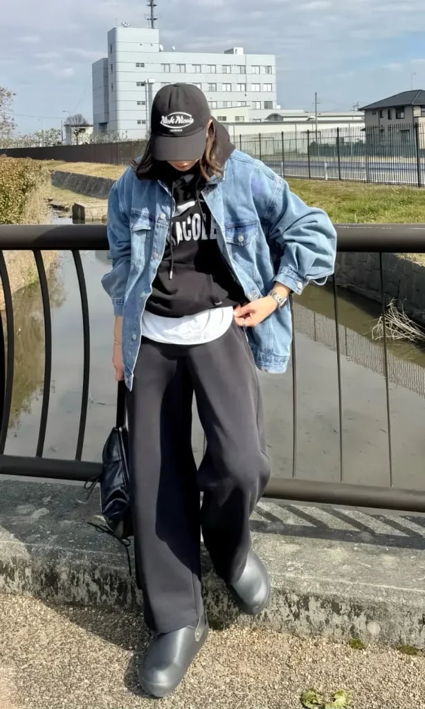 Black wide-leg sweatpants with denim jacket and clogs Black wide-leg sweatpants with denim jacket and clogs — Sweatpants Outfits