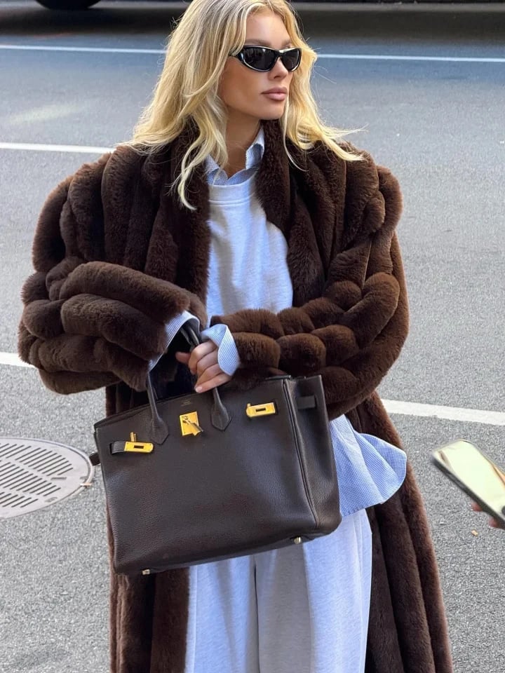 Gray sweatpants with faux fur coat and striped shirt Gray sweatpants with faux fur coat and striped shirt — Sweatpants Outfits