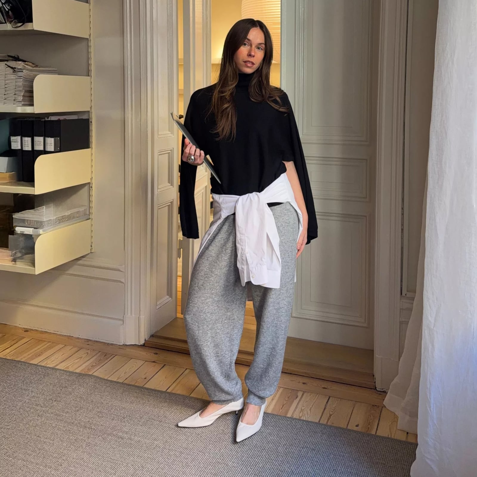 Gray sweatpants with turtleneck poncho and flats Gray sweatpants with turtleneck poncho and flats — Sweatpants Outfits