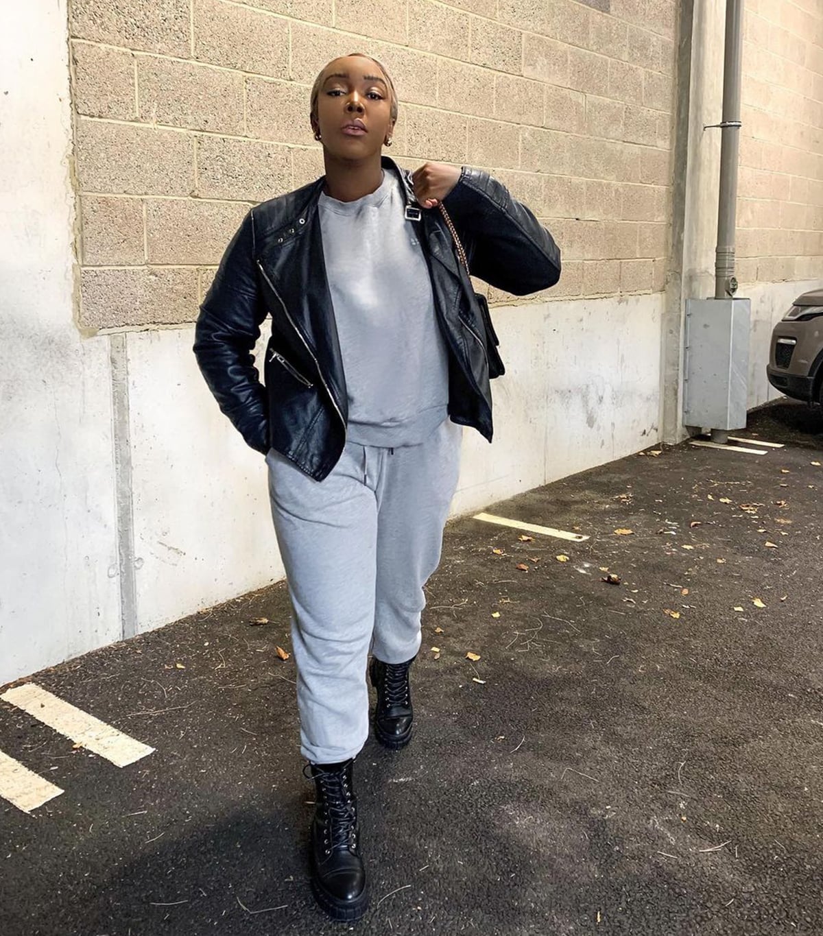 Gray sweatpants with leather jacket and combat boots Gray sweatpants with leather jacket and combat boots — Sweatpants Outfits