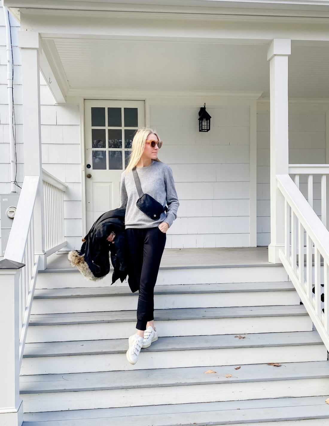 Black sweatpants with puffer coat and sneakers, Gray Crewneck Sweater Black sweatpants with puffer coat and sneakers, Gray Crewneck Sweater — Sweatpants Outfits