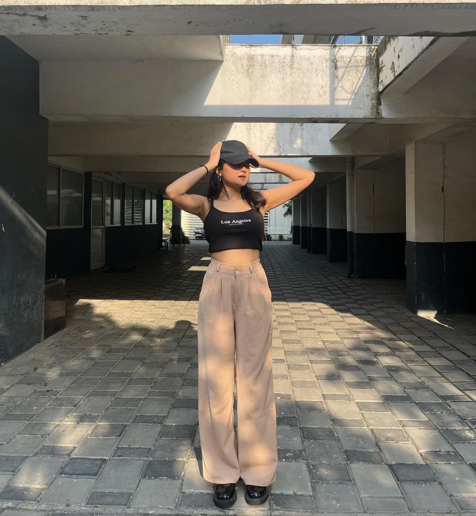 Wide-Leg Tan Trousers With Black Crop Top Wide-Leg Tan Trousers With Black Crop Top — Tan Outfits