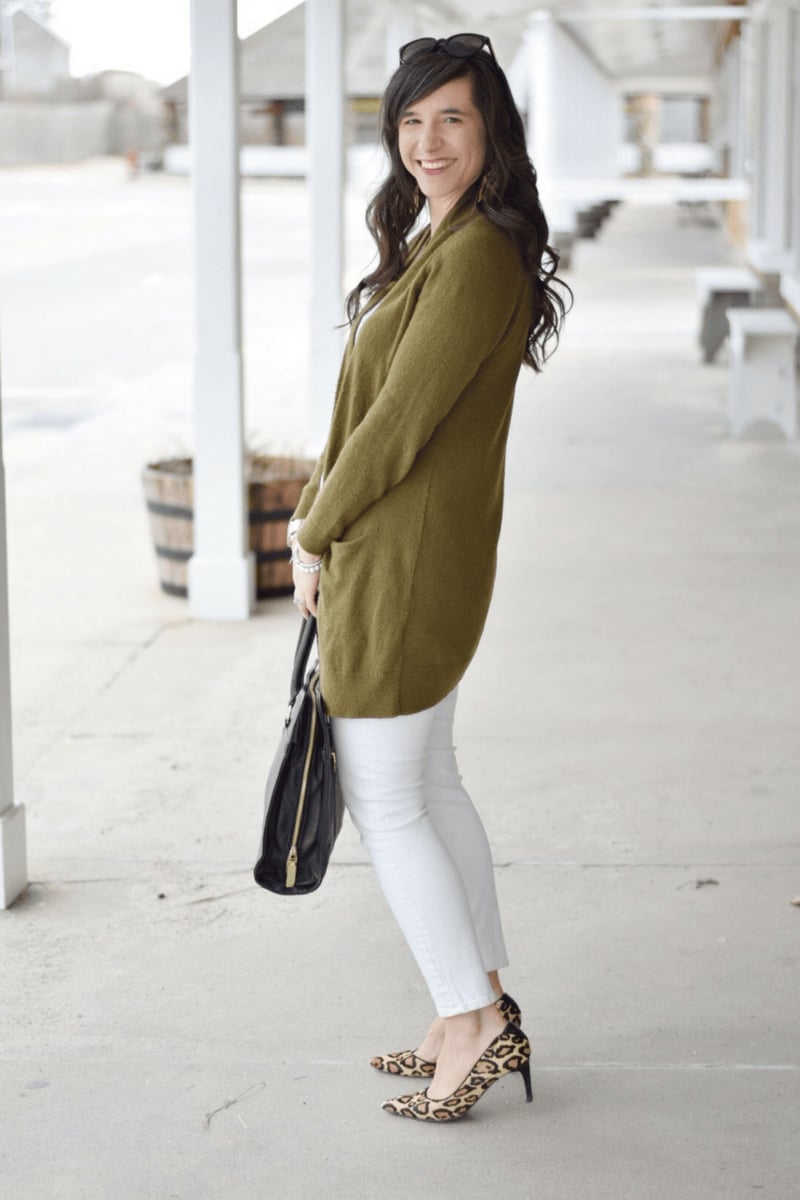 Olive green cardigan over skinny jeans for casual work Olive green cardigan over skinny jeans for casual work — Teacher Outfits