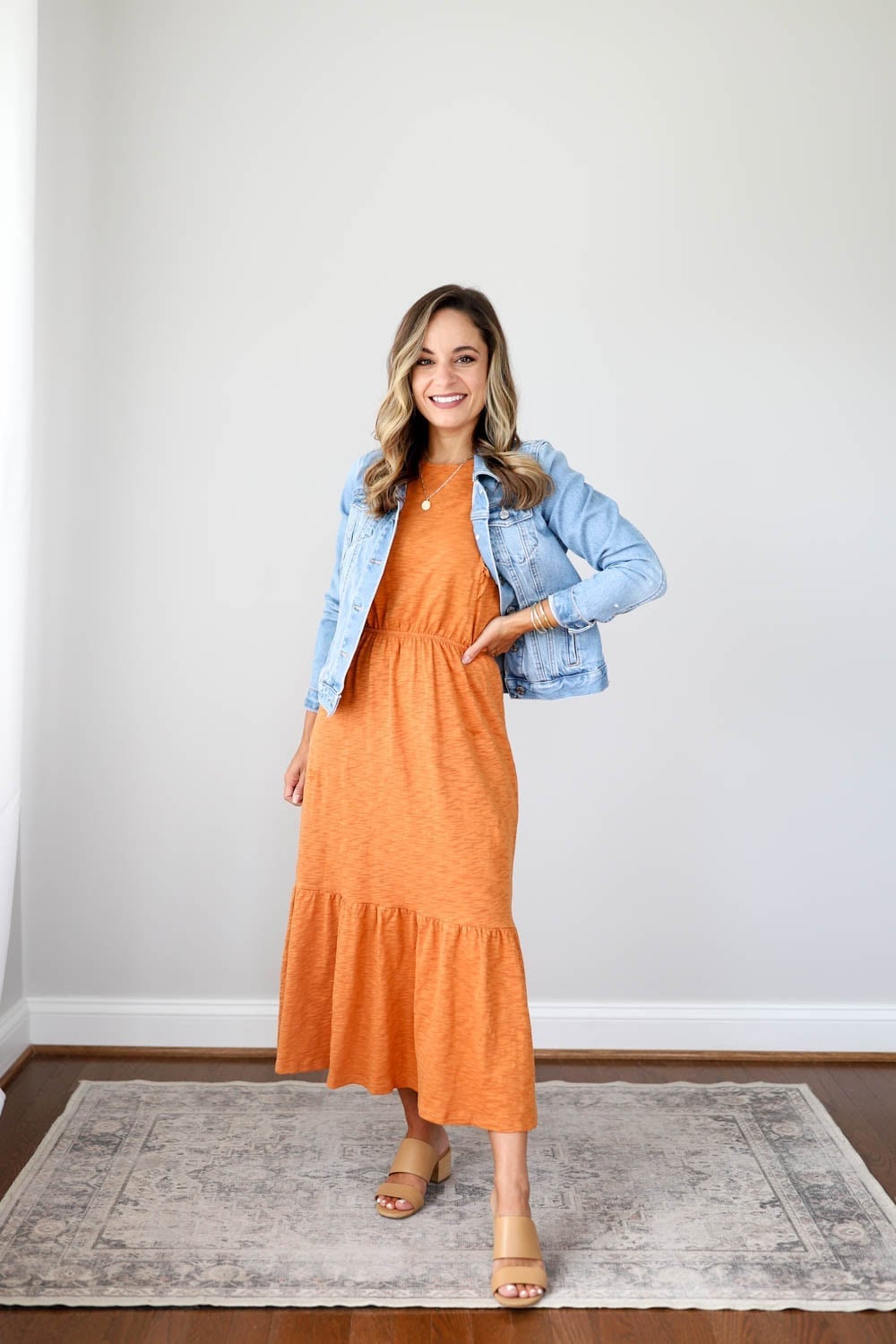 Tiered midi dress with denim jacket for a casual outfit Tiered midi dress with denim jacket for a casual outfit — Teacher Outfits