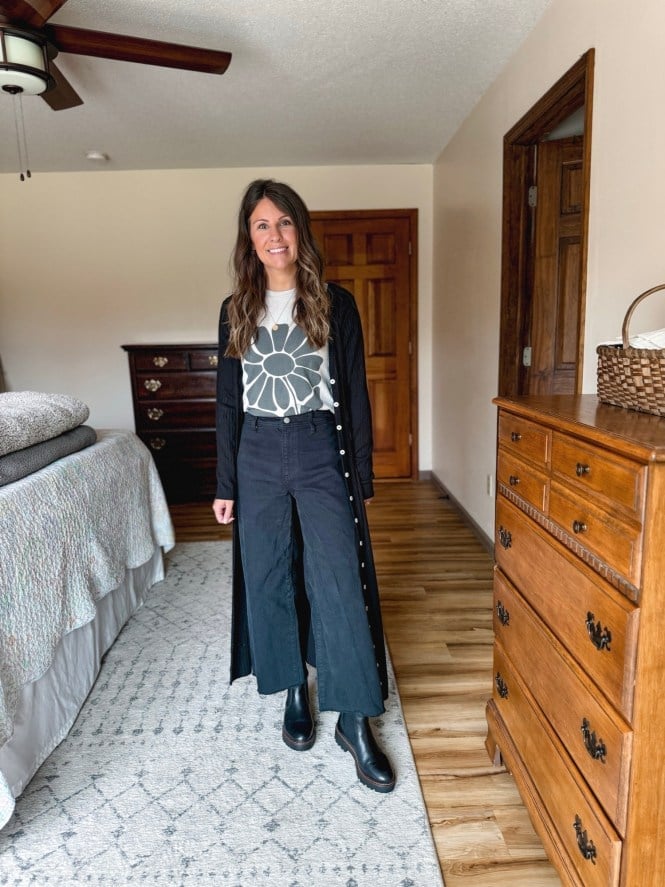 Longline Cardigan Over Graphic Tee Longline Cardigan Over Graphic Tee — Teacher Outfits Elementary