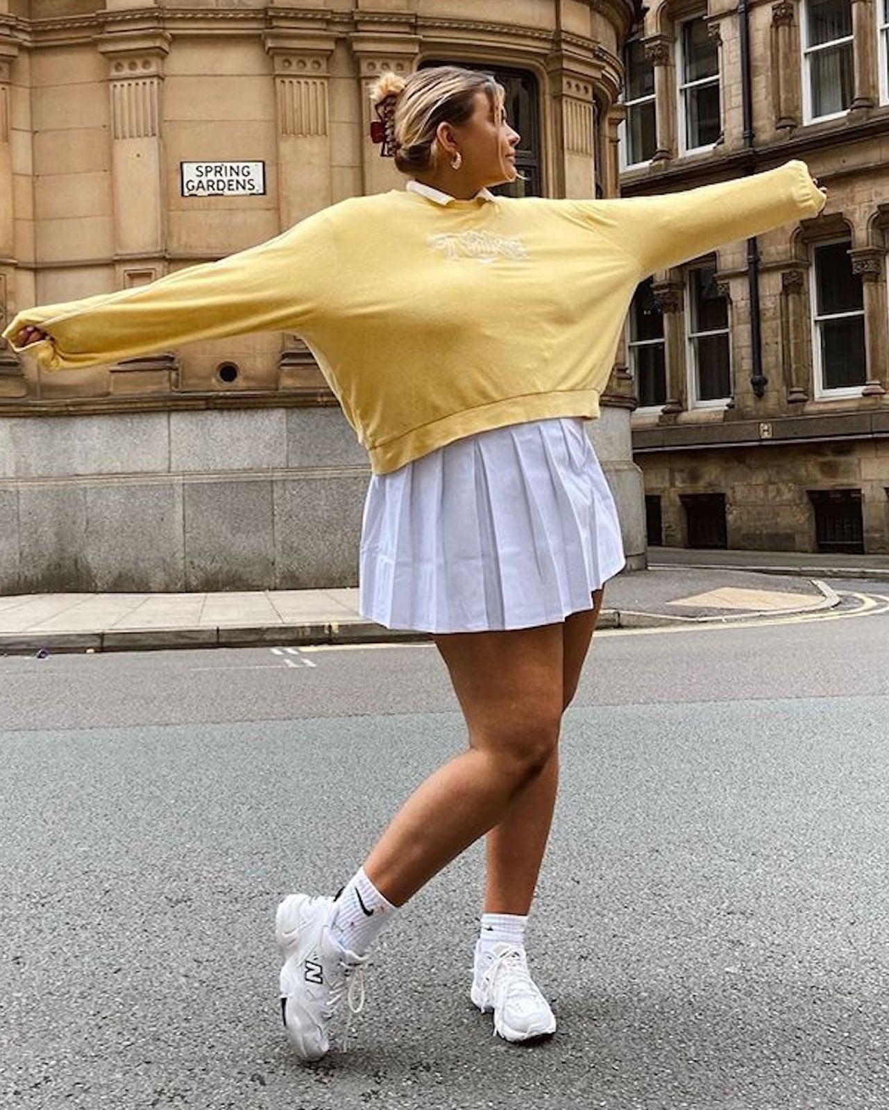 Oversized Yellow Sweatshirt With White Pleated Mini Skirt Oversized Yellow Sweatshirt With White Pleated Mini Skirt — Tennis Skirt Outfits