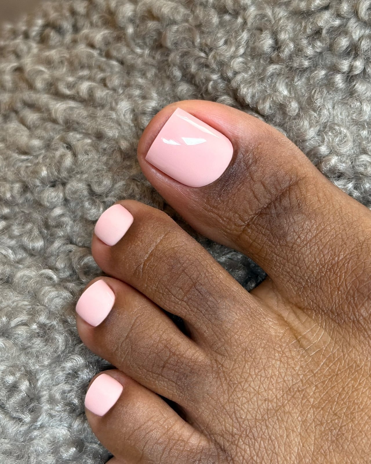 Light Pastel Pink Glossy Toes, короткие Light Pastel Pink Glossy Toes, короткие — Toe Nails Colors
