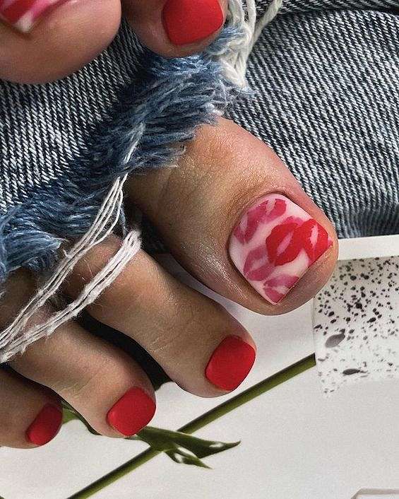 Matte Red With Pink and White Lips Design Matte Red With Pink and White Lips Design — Toe Nails Designs