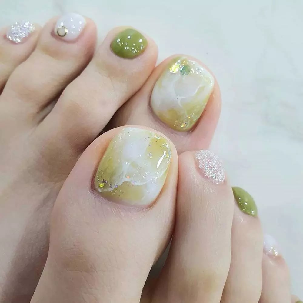Olive Green With White Gold Marble Accents Olive Green With White Gold Marble Accents — Toe Nails Designs