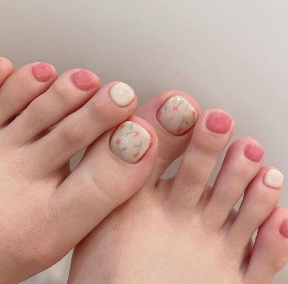 Cream and Pink With Delicate Floral Pattern Cream and Pink With Delicate Floral Pattern — Toe Nails Designs