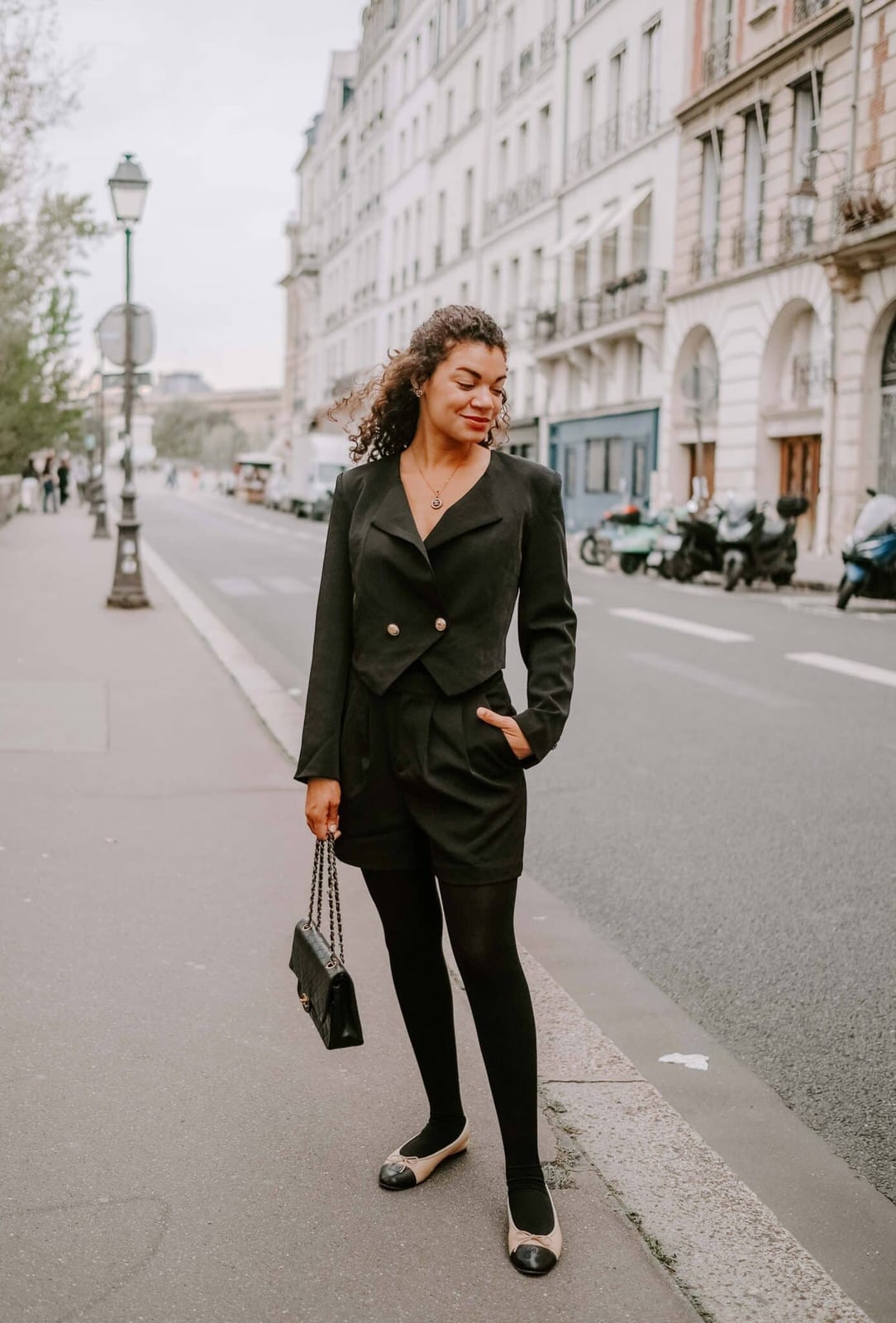 Black cropped blazer with tailored shorts and opaque tights Black cropped blazer with tailored shorts and opaque tights — Trendy Outfits