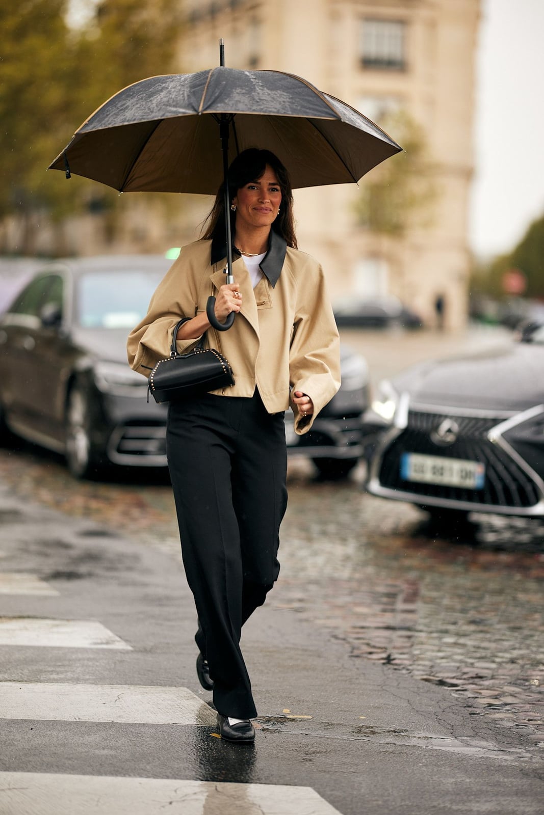 Cropped beige jacket with white t-shirt and black wide leg trousers Cropped beige jacket with white t-shirt and black wide leg trousers — Trendy Outfits
