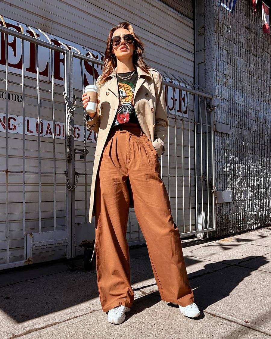 Beige trench coat with graphic t-shirt and oversized brown trousers Beige trench coat with graphic t-shirt and oversized brown trousers — Trendy Outfits