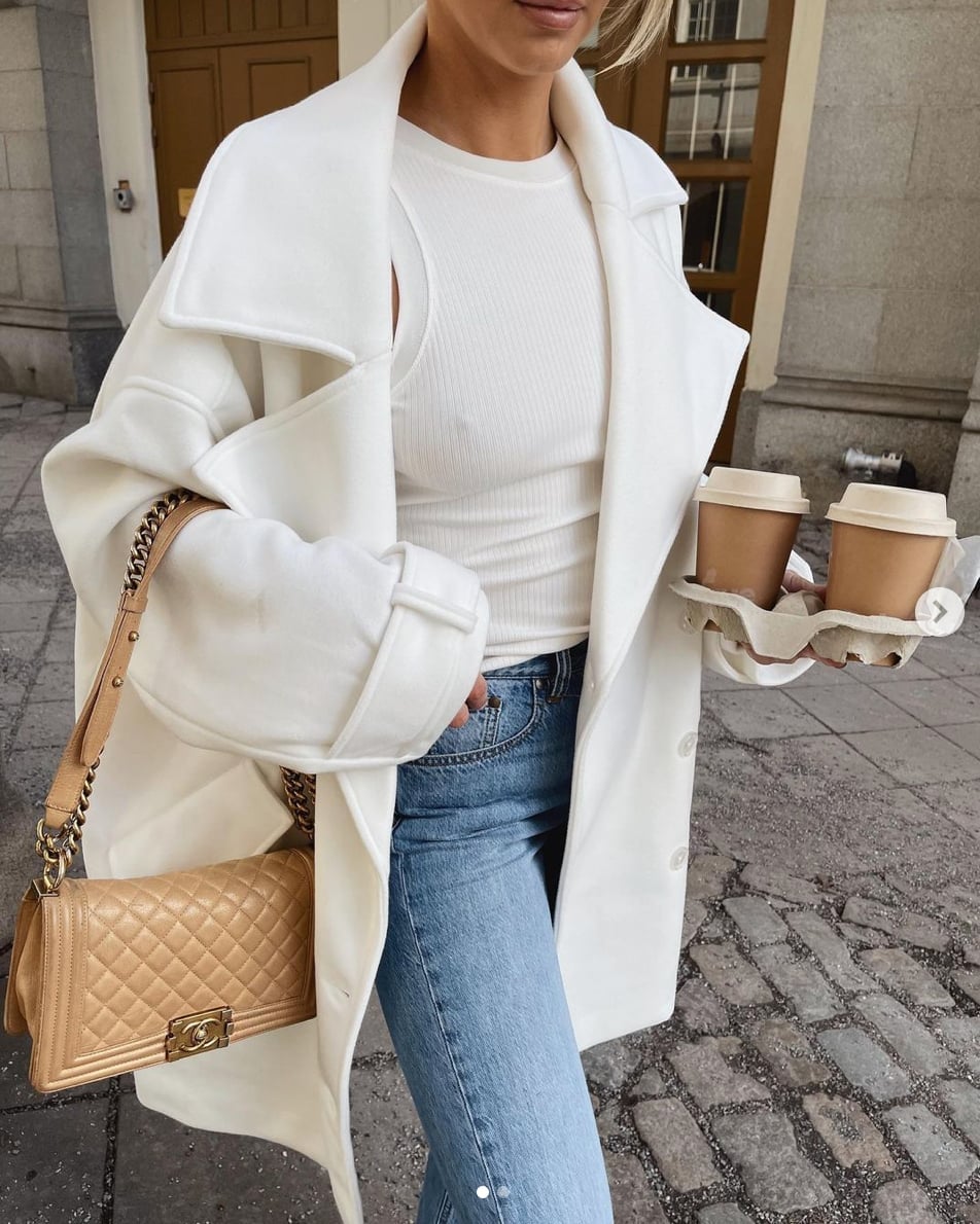 Oversized white wool coat with ribbed tank and blue jeans Oversized white wool coat with ribbed tank and blue jeans — Trendy Outfits
