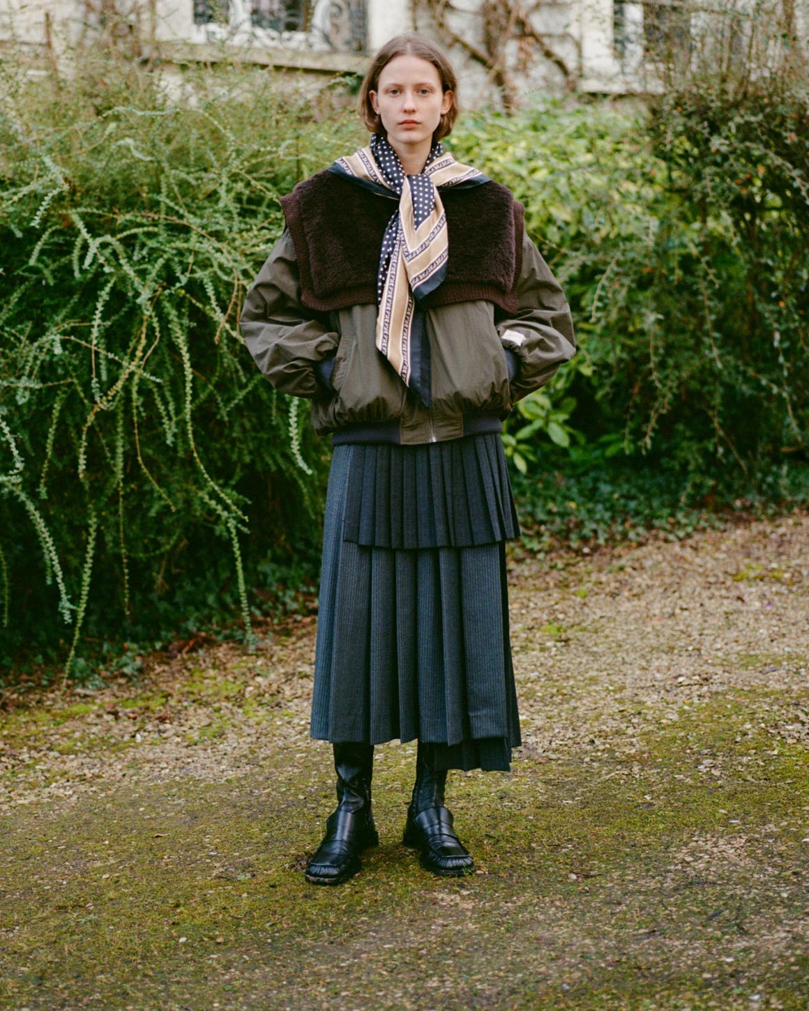 Olive green bomber jacket with fur collar and pleated midi skirt Olive green bomber jacket with fur collar and pleated midi skirt — Trendy Outfits