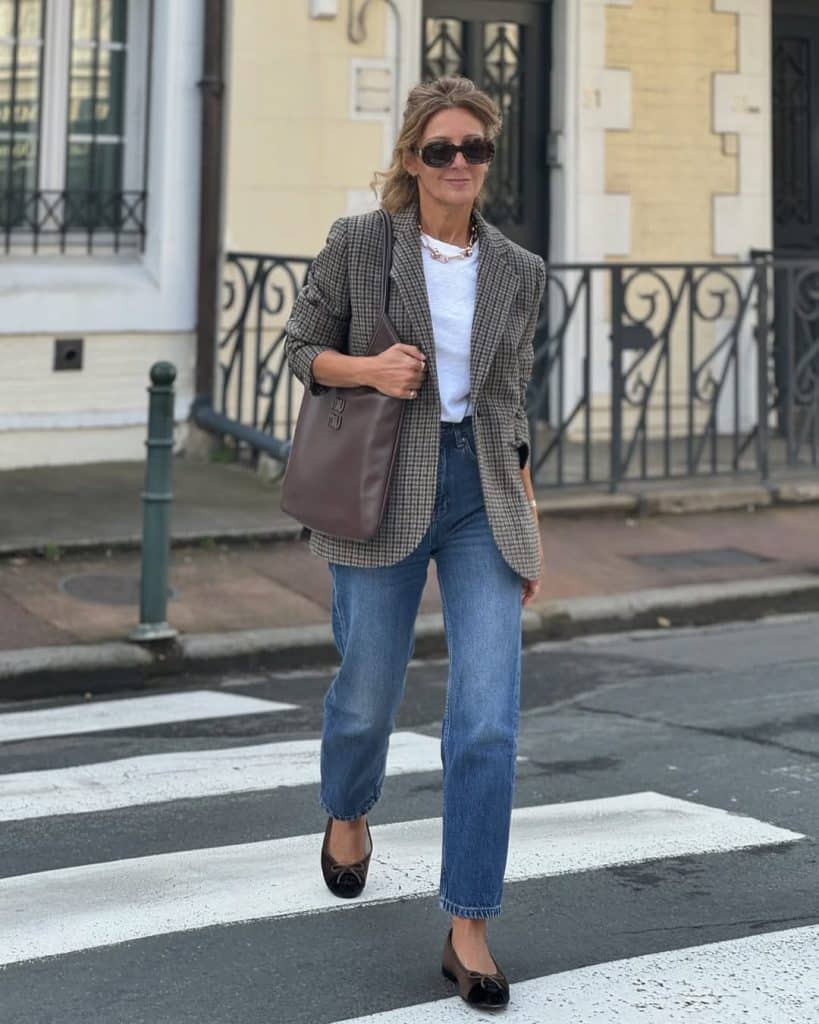 Brown checked blazer with white t-shirt and straight leg jeans Brown checked blazer with white t-shirt and straight leg jeans — Trendy Outfits