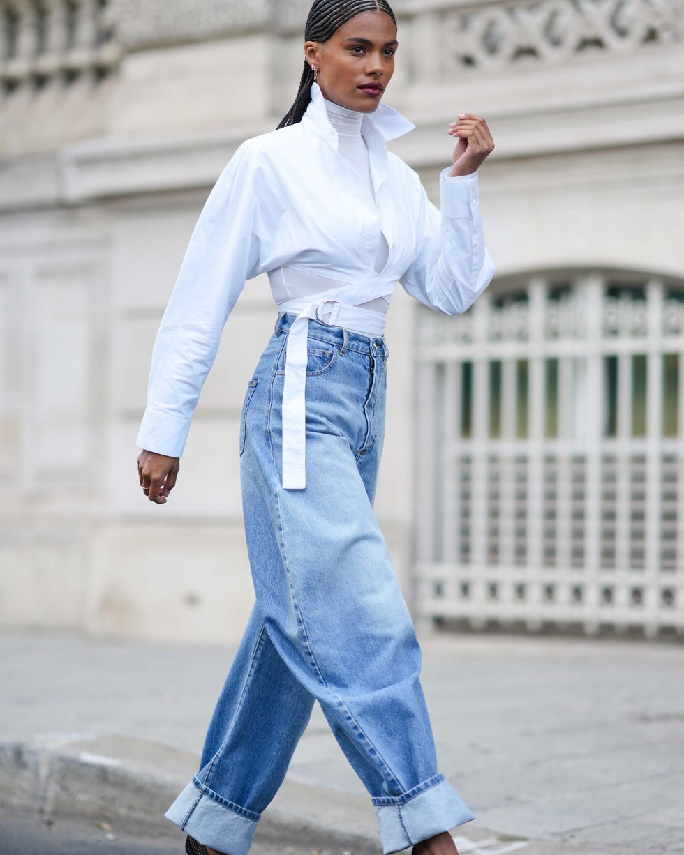 Deconstructed white shirt with turtleneck and wide leg jeans Deconstructed white shirt with turtleneck and wide leg jeans — Trendy Outfits