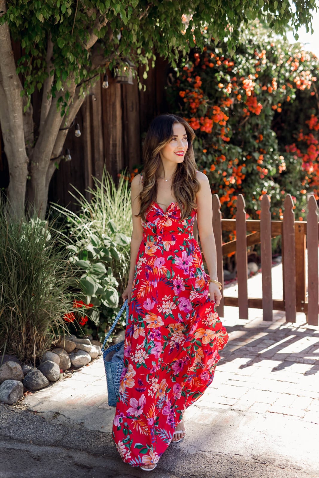 Red floral maxi dress with flowing skirt Red floral maxi dress with flowing skirt — Tropical Outfits