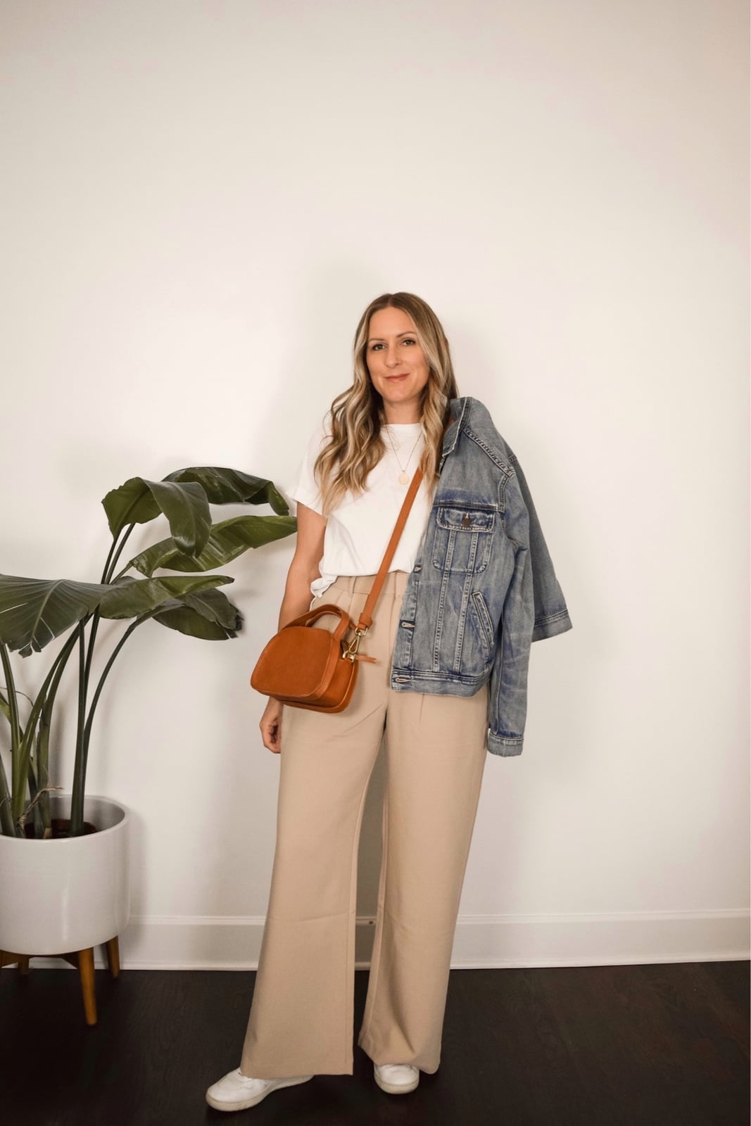 Beige wide-leg trousers paired with a denim jacket Beige wide-leg trousers paired with a denim jacket — Trouser Outfits
