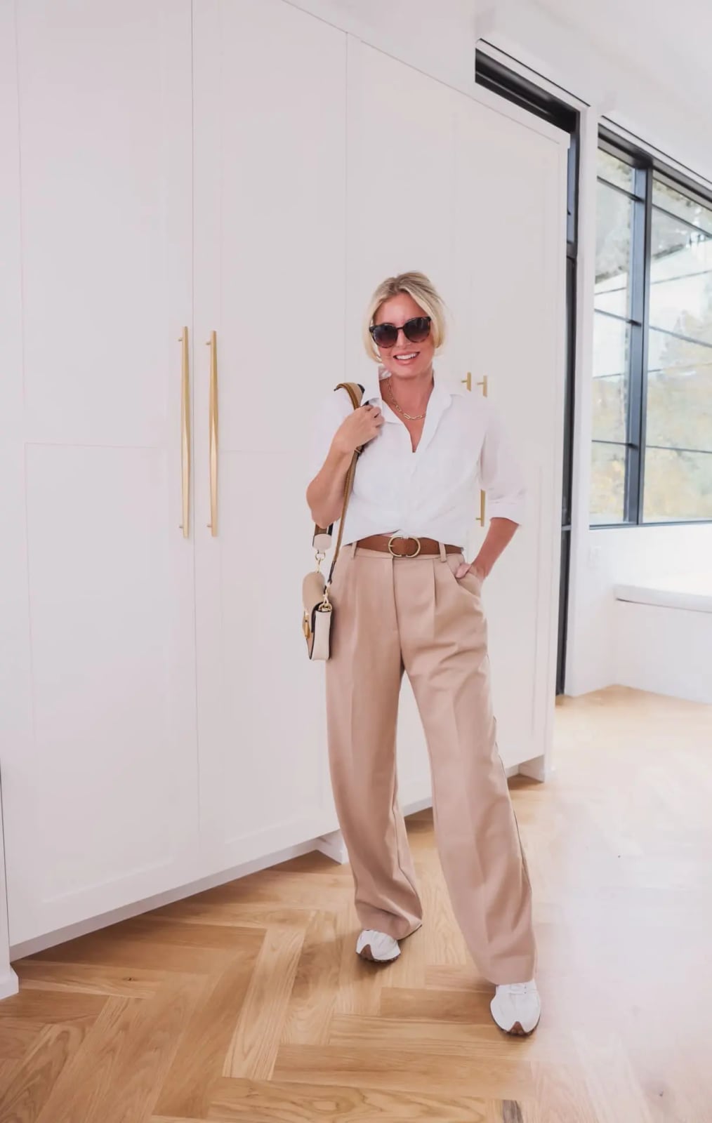 High-waisted beige trousers for relaxed daywear High-waisted beige trousers for relaxed daywear — Trouser Outfits