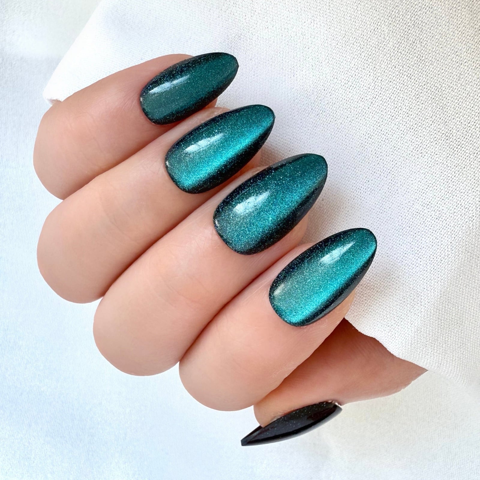 Deep Turquoise Cat-Eye Short Almond Nails Deep Turquoise Cat-Eye Short Almond Nails — Turquoise Nails