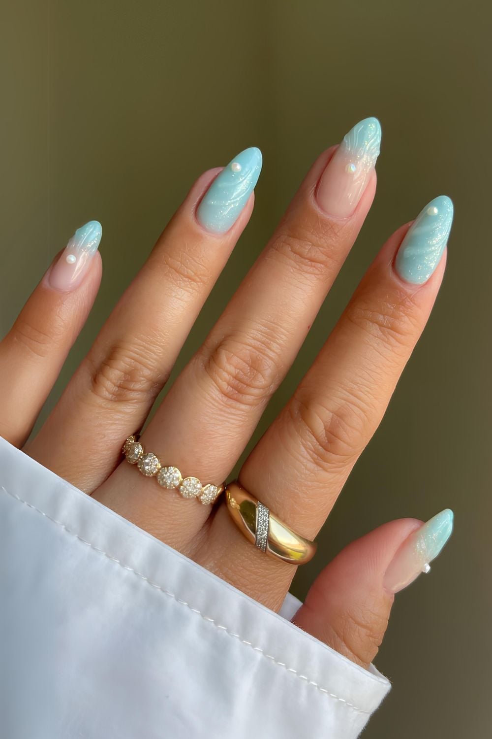 Shimmery Blue Gradient Almond Nails with Pearls Shimmery Blue Gradient Almond Nails with Pearls — Turquoise Nails