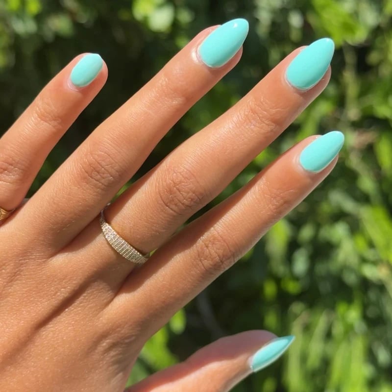 Deep Turquoise Cat-Eye Short Almond Nails, Close-Up Take Deep Turquoise Cat-Eye Short Almond Nails, Close-Up Take — Turquoise Nails